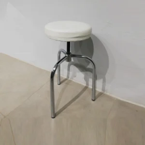 Taburete blanco de ocasión (36x36x61cm) con alzada regulable de estructura metálica y acolchado