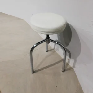 Tamboret d'ocasió (36x36x61cm) amb alçada regulable fet d'estructura metàl·lica i encoixinat