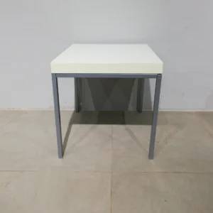 Taula auxiliar de 50x50x50cm d'ocasió procedent d'una empresa en tancament