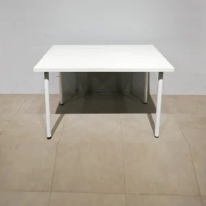Mesa blanca de 120x75x74cm con tablero de melamina y patas de tubo de acero
