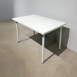 Mesa blanca de 120x75x74cm con tablero de melamina y patas de tubo de acero