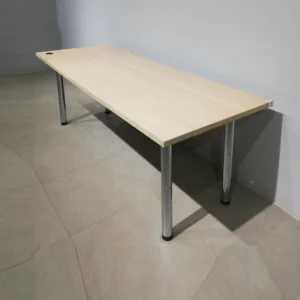 Mesa de oficina rectangular de 210x80x74 cm procedente del cambio de mobiliario de una empresa
