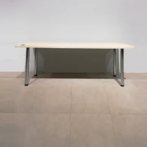 Mesa de oficina rectangular de 210x80x74 cm procedente del cambio de mobiliario de una empresa