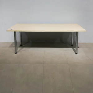 Taula d'oficina rectangular de 210x80x74cm procedent del canvi de mobiliari d'una empresa