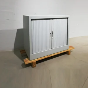 Armario de oficina (80x45x70cm) fabricado en chapa y puerta de persiana de segunda mano