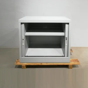 Armario de oficina (80x45x70cm) fabricado en chapa y puerta de persiana de segunda mano