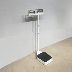Bàscula mecànica (31x49x130cm) de consulta mèdica, procedent d'un empresa en tancament