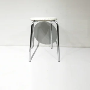 Tamboret baix blanc d'ocasió (31x31x43cm) fet d'estructura metàl·lica i encoixinat