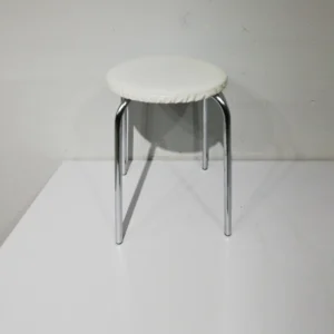 Tamboret baix blanc d'ocasió (31x31x43cm) fet d'estructura metàl·lica i encoixinat