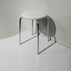 Tamboret baix blanc d'ocasió (31x31x43cm) fet d'estructura metàl·lica i encoixinat