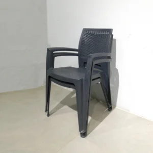 Silla apilable de plástico 56x55x84cm, perfecta tanto para uso doméstico como profesional,