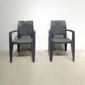 Silla apilable de plástico 56x55x84cm, perfecta tanto para uso doméstico como profesional,