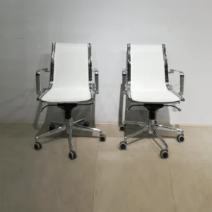 Cadira d'oficina blanca 57x49x97cm d'ocasió en bon estat perfecta per a despatx, oficina…