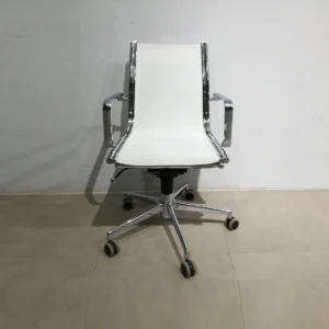 Cadira d'oficina blanca 57x49x97cm d'ocasió en bon estat perfecta per a despatx, oficina…