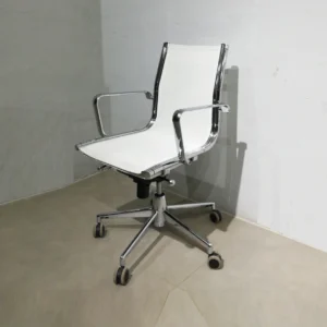 Cadira d'oficina blanca 57x49x97cm d'ocasió en bon estat perfecta per a despatx, oficina…