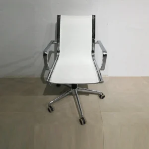 Cadira d'oficina blanca 57x49x97cm d'ocasió en bon estat perfecta per a despatx, oficina…