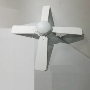 Ventilador de techo DUPI IMPORT B-96 con luz procedente de una empresa en cierre