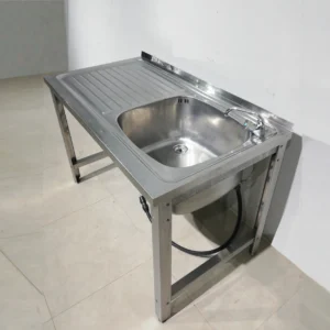 Fregadero de acero inoxidable 130x70x87cm de ocasión con patas, escurridera y grifo