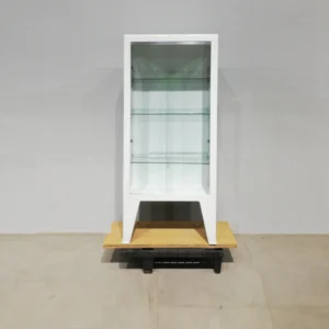 Vitrina d'estructura metàl·lica i portes corredisses de vidre de 55x30x126cm