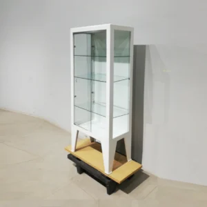 Vitrina d'estructura metàl·lica i portes corredisses de vidre de 55x30x126cm