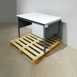 Banc de treball amb 2 calaixos de 118x74x73cm procedent d'una empresa en tancament