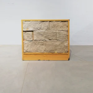 Buck de 58x70x52cm fet de melamina amb pedra a la part frontal