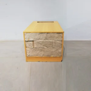 Buck de 58x70x52cm fet de melamina amb pedra a la part frontal