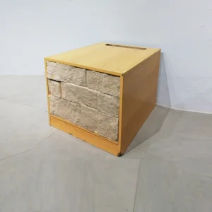 Buck de 58x70x52cm fet de melamina amb pedra a la part frontal