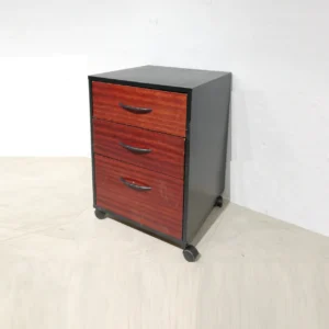 Buck amb rodes i 3 calaixos de 48x45x67cm fet de melamina