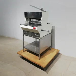 Màquina de tallar pa 57x71x114cm procedent d’una empresa en tancament