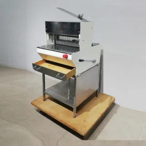 Màquina de tallar pa 57x71x114cm procedent d’una empresa en tancament