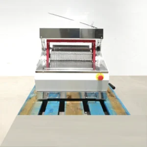 Máquina de cortar pan 57x75x65cm procedente de una empresa en cierre