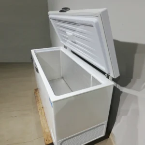 Congelador BEKO HSA47520 (156x63x83cm) d'ocasió perfecte per a botiga, bar, geladeria...