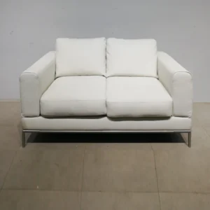 Sofà de 2 places de pell de color blanc de 152x89x77cm en bon estat