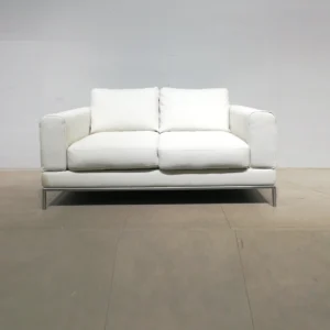 Sofà de 2 places de pell de color blanc de 152x89x77cm en bon estat
