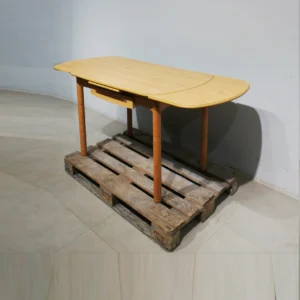Taula de cuina amb calaix d'ocasió (110x69x76cm) extensible fins 164cm de fusta en bon estat