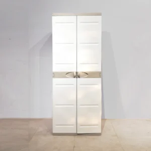 Armario de plástico (70x41x175cm) procedente de una empresa en cierre