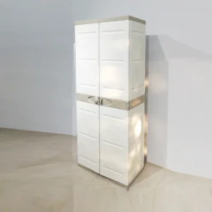 Armario de plástico (70x41x175cm) procedente de una empresa en cierre