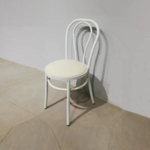 Silla fabricada en tubo de acero y acolchada (40x40x85cm)