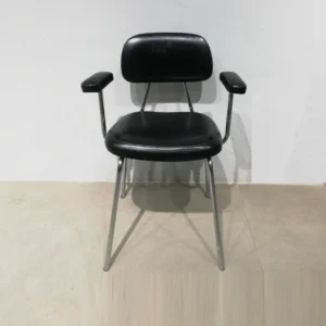 Cadira d'oficina 59x44x81cm d'estructura metàl·lica i encoixinat negre