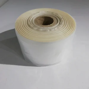Bobina de plástico de 20 cm de ancho, procedente de una empresa en cierre