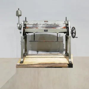 Plegadora manual COLLADO 148x54x136cm de ocasión procedente de una empresa en cierre