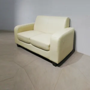 Sofà de 2 places de 150x84x86cm en bon estat perfecte per a ús domèstic com professiona