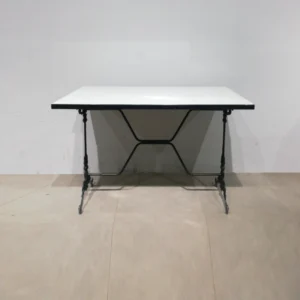 Mesa con para de hierro forjado y base de melamina de 120x70x77cm