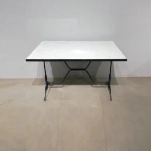 Mesa con para de hierro forjado y base de melamina de 120x70x77cm