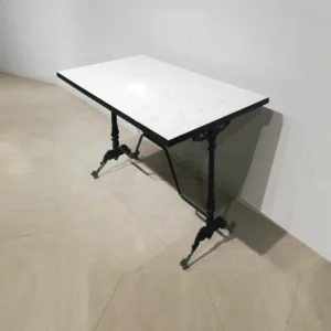 Mesa con para de hierro forjado y base de melamina de 120x70x77cm