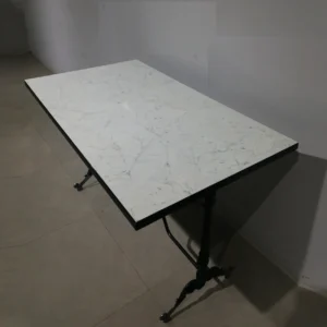 Mesa con para de hierro forjado y base de melamina de 120x70x77cm