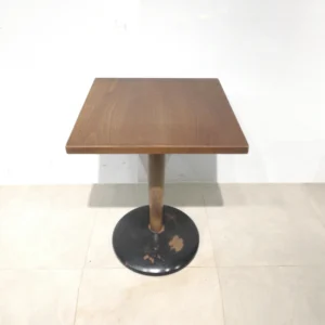 Taula de fusta amb peu central de 60x60x76cm procedent d'una empresa en tancament
