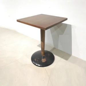 Taula de fusta amb peu central de 60x60x76cm procedent d'una empresa en tancament