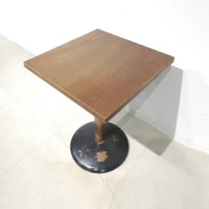 Taula de fusta amb peu central de 60x60x76cm procedent d'una empresa en tancament
